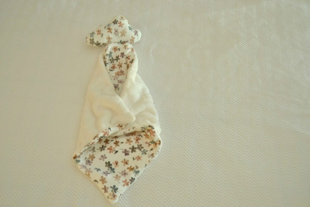 Fabricado con amor en nuestro taller, este adorable doudou es la compañía reconfortante que tu bebé necesita para sentirse seguro y cómodo a la hora de dormir. Confeccionado en tela de punto estampada en algodón orgánico GOTS.