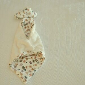 Fabricado con amor en nuestro taller, este adorable doudou es la compañía reconfortante que tu bebé necesita para sentirse seguro y cómodo a la hora de dormir. Confeccionado en tela de punto estampada en algodón orgánico GOTS.