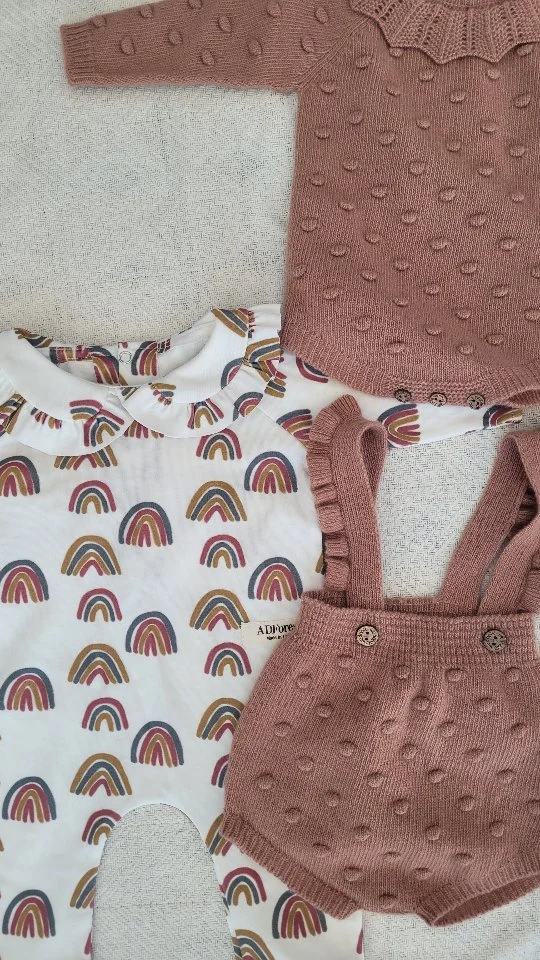 El viernes empieza nuestra 🐵Autumn Sale: un montón de prendas y complementos textiles para el bebé. Confeccionados localmente y con tejidos naturales a precios geniales! 🫠 Llevamos preparando estas ofertas desde hace varias semanas y sabemos que vais a aprovechar para vuestros peques y/o para regalar.
 
🎄 Tenemos descuentos hasta el 50% en artículos que nosotros mismos hemos confeccionado: conjuntos de bebé, arrullos, toallas, neceseres bolsos de carro...prendas de esta misma temporada que tenemos en stock y que tenemos que sacar para seguir haciendo cositas nuevas 😉

El viernes tendrás cada artículo con el descuento correspondiente, para avanzar puedes echarle un ojo a la shop y preparando tu carrito con antelación porque de muchas prendas sólo hay 1 o 2 unidades.

#ropa bebé #hechoamano #autumnsale #canastilla