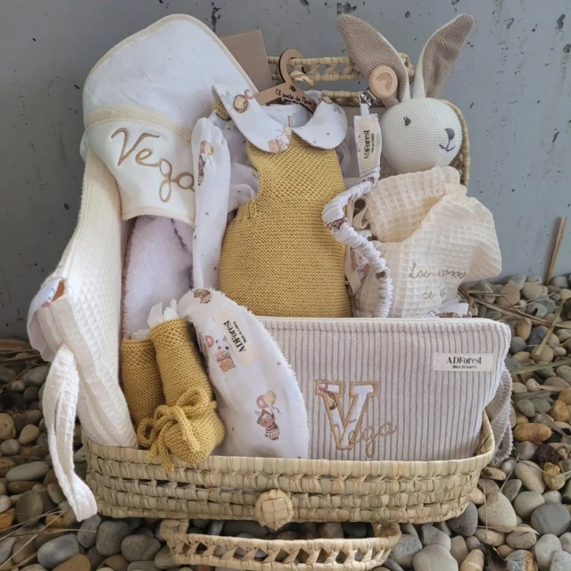 Cada bebé es único, y nuestras canastillas también. 🌟 Personalizamos cada detalle para crear un regalo tan especial como su llegada. 👶

Aquí os enseño una canastilla en fase de preparación. ¿Que te parecen este tipo de detalles? Si estás esperando un bebé y quieres una de nuestras canastillas muy atenta el día de Navidad. ¡ Viene sorpresa! Puedes activar notificaciones para no perdértelo.

#canastillabebe #regalopersonalizado
#reciénnacido #regaloartesanal #algodón