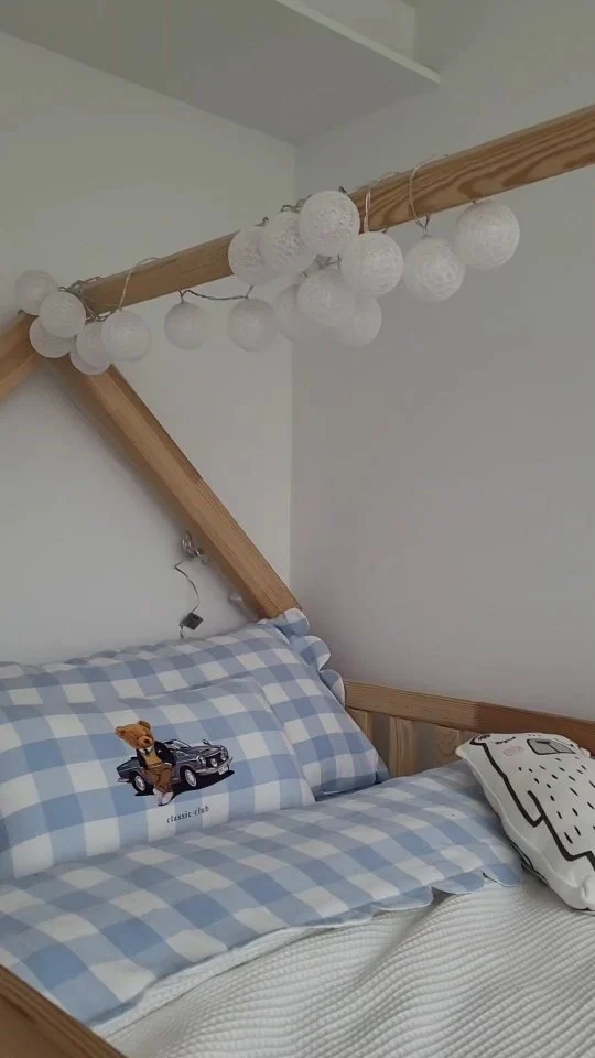 ¿Una cama infantil? Sí, pero que sea mágica, suave, personal y natural.
Porque la cama de tu peque no es solo un lugar para dormir.
Es su rincón favorito, su escondite, su pista de aterrizaje y su zona segura.
Y nos encanta ayudarte a vestirla como se merece.

Sacos nórdicos hechos a mano, cojines personalizados, doseles y sábanas de algodón natural.
Todo creado con mimo, en materiales suaves para su piel… y bonitos para tu alma.
#camainfantil #ropa de cama #sacocamaniño  #sacocamahechoamano #sacocamaalgodon