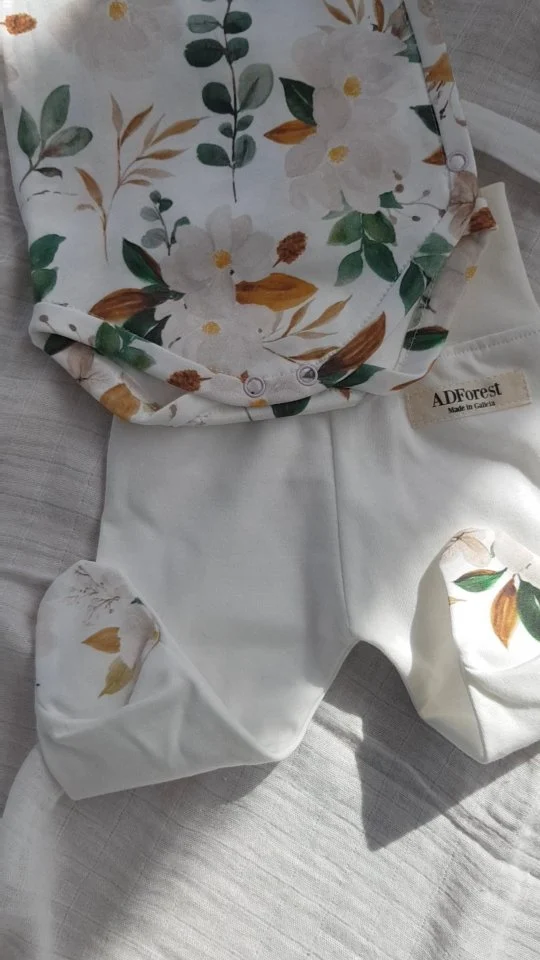 ¿ Que estampado te gusta más? Aquí te compartimos algunos de los conjunto de recién nacido con prints de estilo nórdico hechos en algodón orgánico GOTS en nuestro taller de Galicia

¿Ya has reservado el tuyo? 🫠😉

#reciénnacido #hechoamano #newborn #algodonorganico #primerapuesta