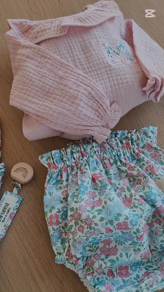 ¡Alerta  ternura floral! 🌸

¿Sabes qué tienen en común una blusita que parece sacada de un cuento, un cubrepañal para presumir de muslitos y un sujetachupetes que es puro glamour? 👉 ¡Las telas Liberty!

Son suaves, ligeras, con estampados tan bonitos que querrás uno en tu talla (ojalá, ¿verdad? 😅).
Confeccionadas con mimo, sin prisas, para que tu bebé vaya cómodo, fresquito y más cuqui que un campo de flores en primavera.

🧷 Y sí, el sujetachupetes también combina. Porque aquí hasta los accesorios van coordinados. 

💚 Hechos aquí, con amor del bueno.
📦 Y listos para llegar volando a tu casa. Por cierto! Si haces tú pedido hoy o mañana te llevarás un cupón para ENVÍO GRATIS para siempre! 

📷 Cubrepañal tejido a mano ¡también en la web!

#BebésConEstilo #TelasLiberty #HechoAMano #BabyLook #CubrepañalesBonitos #MamásConEstilo #CosasBonitasParaBebés
